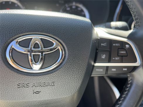 Used 2023 Toyota Highlander LE FWD image 12