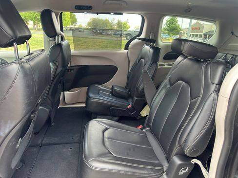 Used 2023 Chrysler Pacifica Touring-L FWD image 12