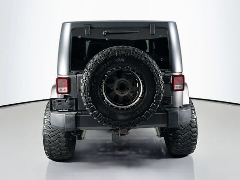 Used 2018 Jeep Wrangler Sahara w/ Connectivity Group AWD/4WD image 10