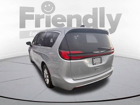 Used 2024 Chrysler Pacifica Touring-L image 7