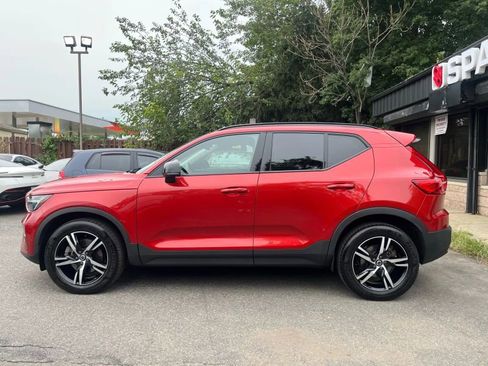 Used 2023 Volvo XC40 B5 Plus w/ Driver Assist Package image 3