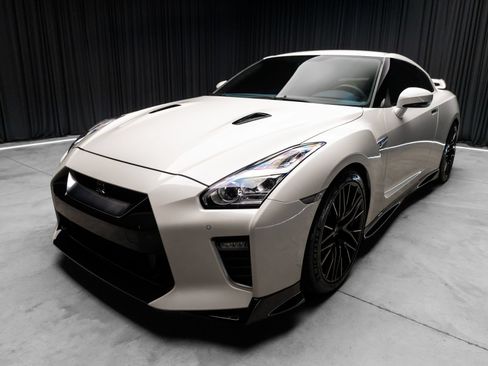 Used 2020 Nissan GT-R Premium AWD/4WD image 13