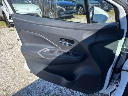 Used 2025 Nissan Versa SV image 18