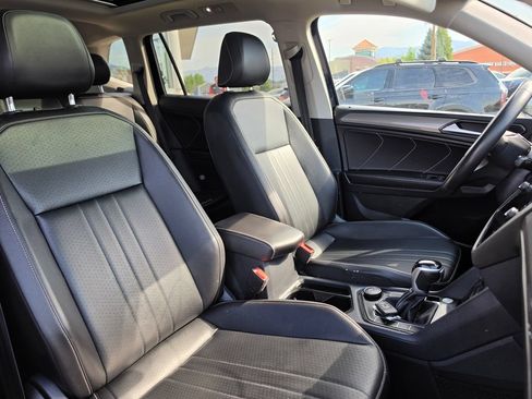 Used 2022 Volkswagen Tiguan SE w/ Panoramic Sunroof Package AWD/4WD image 15