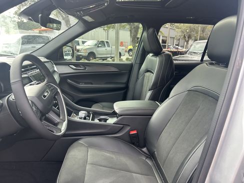 New 2025 Jeep Grand Cherokee Altitude image 14