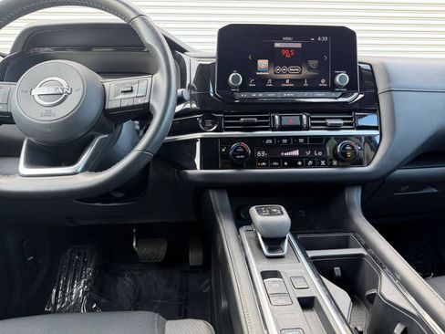 Used 2025 Nissan Pathfinder SV FWD image 17