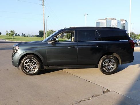Used 2025 Ford Expedition Active AWD/4WD image 4