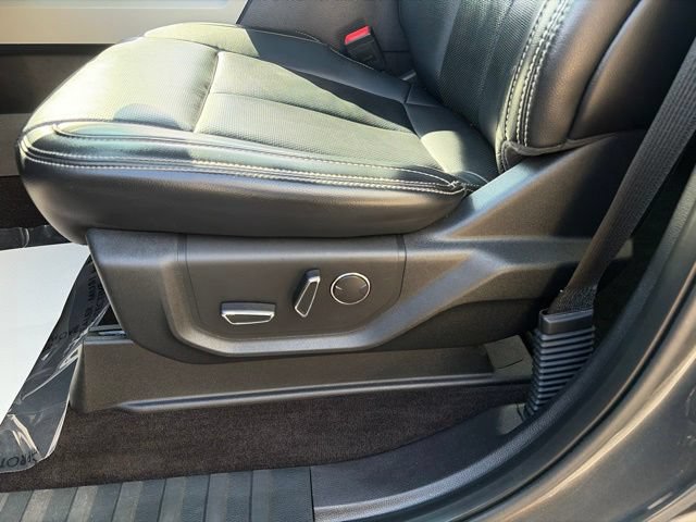 Used 2018 Ford F150 Lariat w/ Equipment Group 502A Luxury AWD/4WD image 11