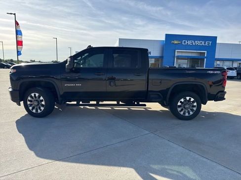 Used 2022 Chevrolet Silverado 2500 Custom w/ Custom Value Package AWD/4WD image 2