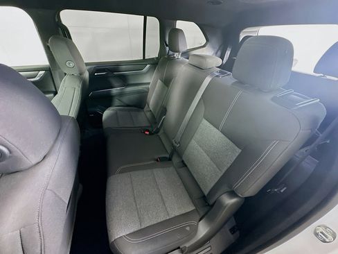 Used 2025 GMC Acadia Elevation image 27