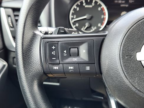 Used 2023 Nissan Rogue S image 18