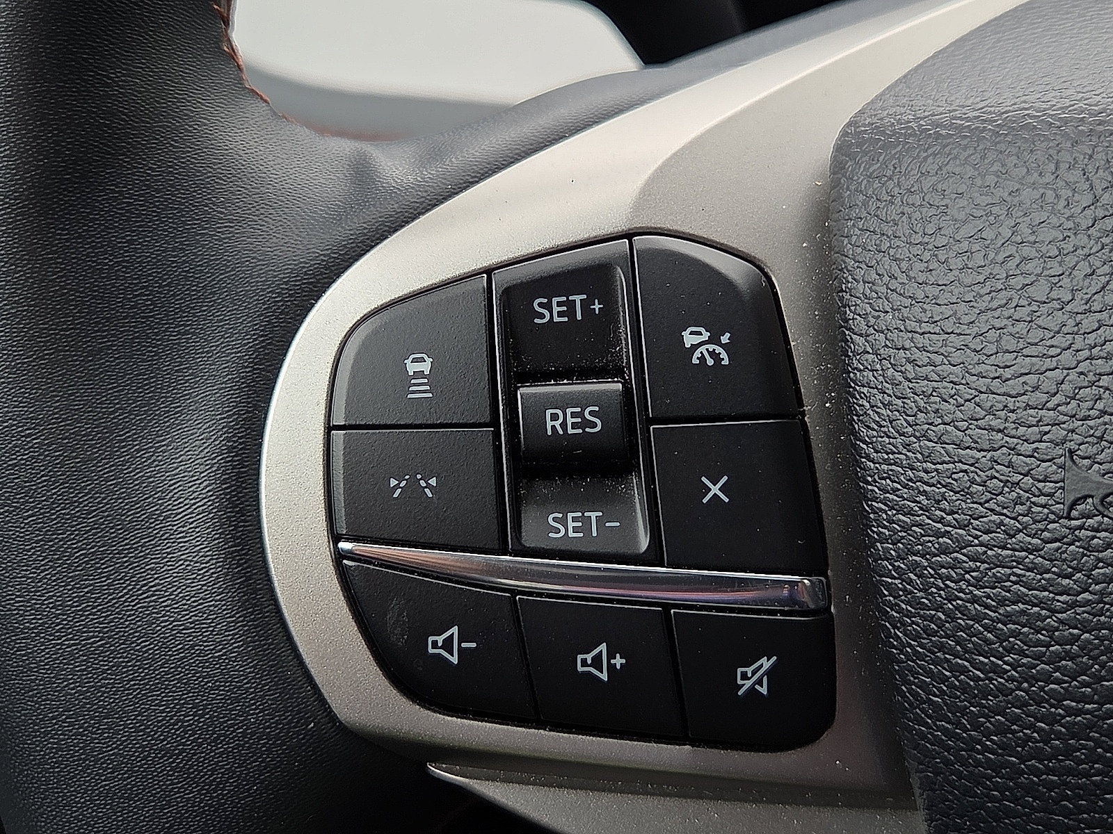 Used 2025 Ford Explorer Active RWD image 21