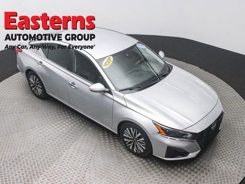 Used 2023 Nissan Altima 2.5 SV image 3