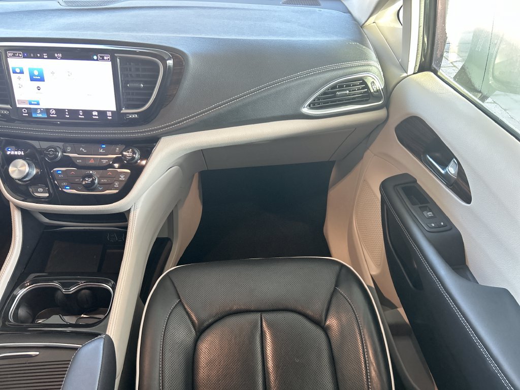 Used 2023 Chrysler Pacifica Limited FWD image 37