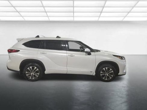 Used 2022 Toyota Highlander XLE image 3
