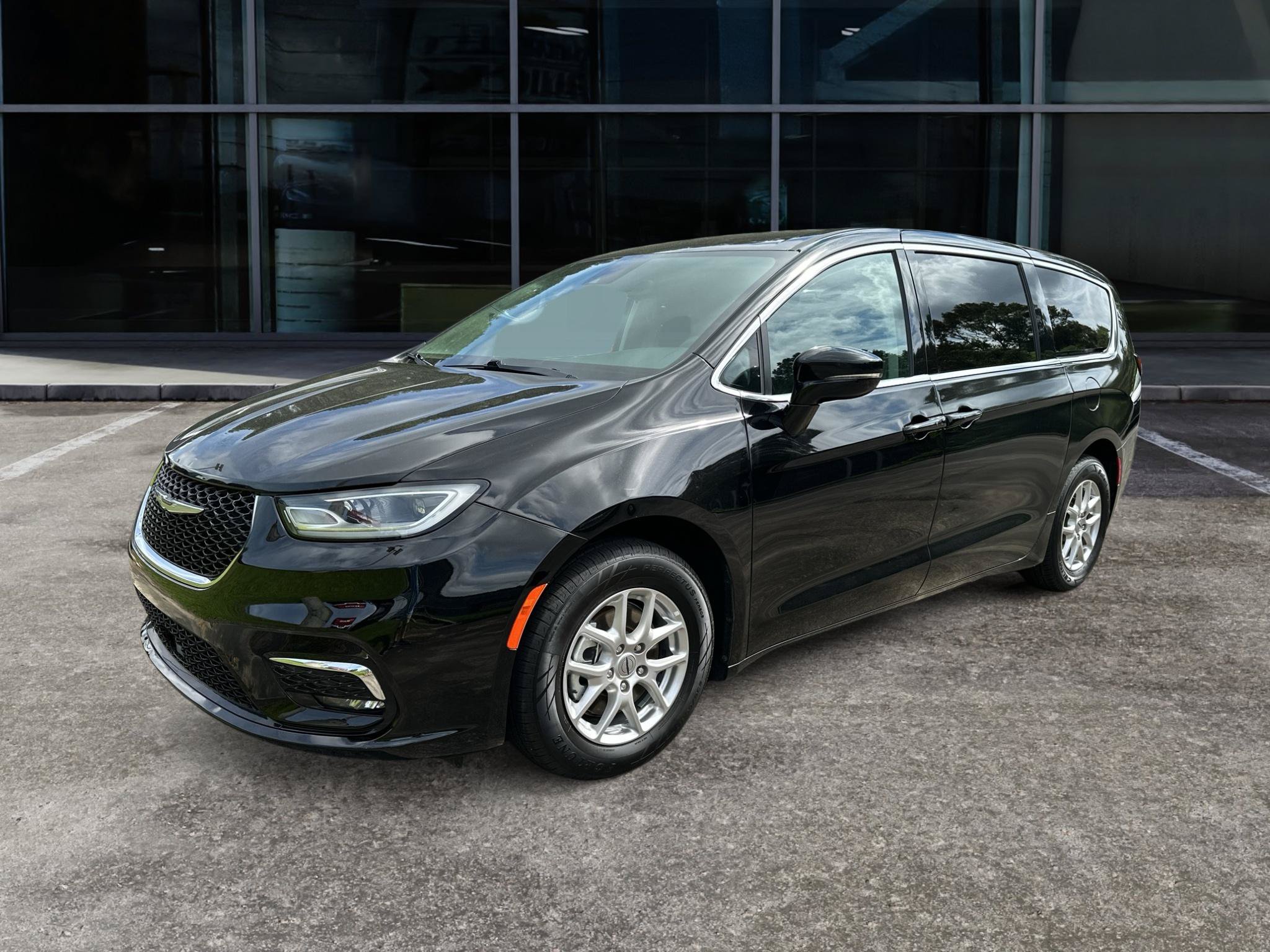 Used 2024 Chrysler Pacifica Touring-L FWD image 3