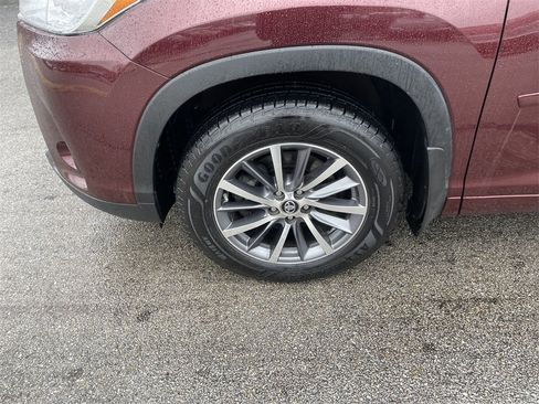 Used 2018 Toyota Highlander SE image 9