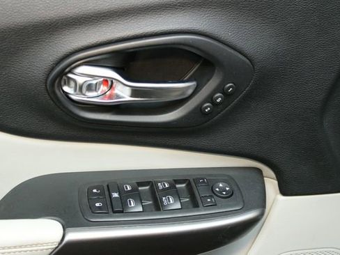 Used 2019 Jeep Cherokee Limited w/ Luxury Group image 18