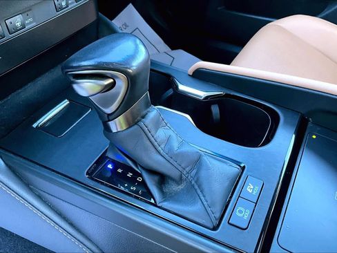 Used 2024 Lexus ES 300h w/ Premium Package image 17