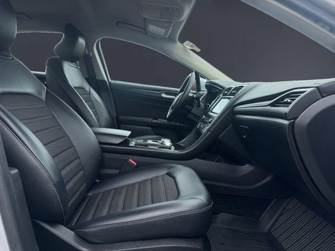 Used 2018 Ford Fusion SE w/ Equipment Group 201A FWD image 15