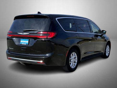 Used 2025 Chrysler Pacifica Select image 5