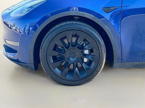 Used 2024 Tesla Model Y Long Range AWD/4WD image 32