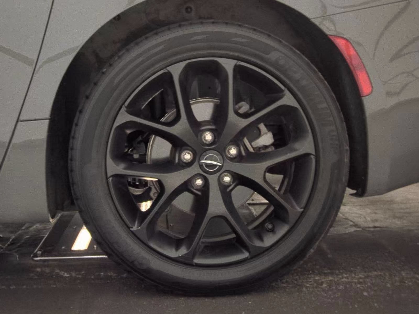 Used 2025 Chrysler Pacifica Limited FWD image 9