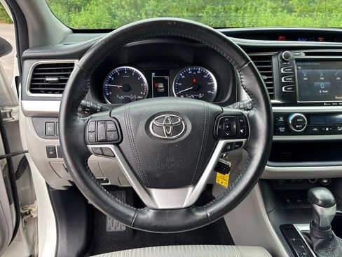 Used 2018 Toyota Highlander Plus AWD/4WD image 25