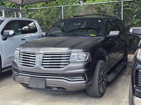Used 2016 Lincoln Navigator L Reserve RWD image 3