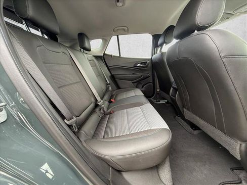 Used 2025 Chevrolet Trax LT w/ LT Convenience Package FWD image 24