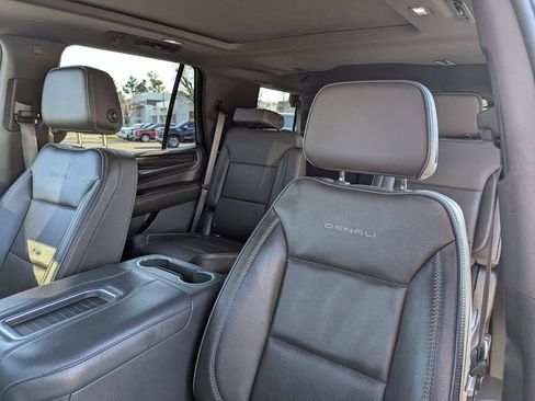Used 2021 GMC Yukon Denali w/ Denali Premium Package image 14