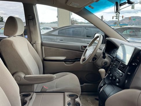 Used 2004 Toyota Sienna CE image 26