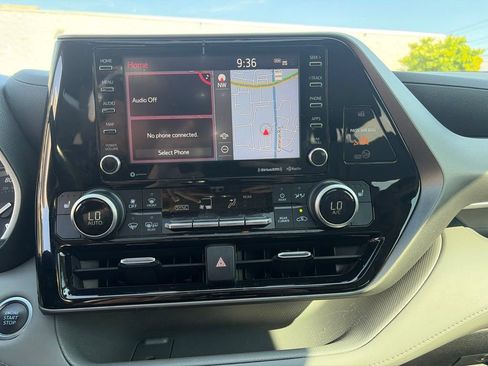 Used 2021 Toyota Highlander XLE AWD/4WD image 19