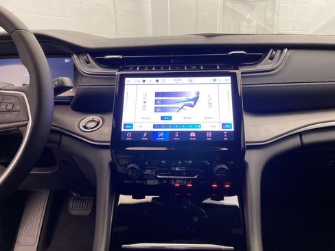 New 2025 Jeep Grand Cherokee Limited w/ Luxury Tech Group II image 13