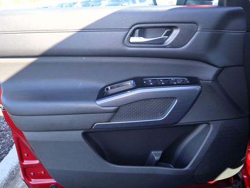 Used 2024 Nissan Pathfinder SL image 19