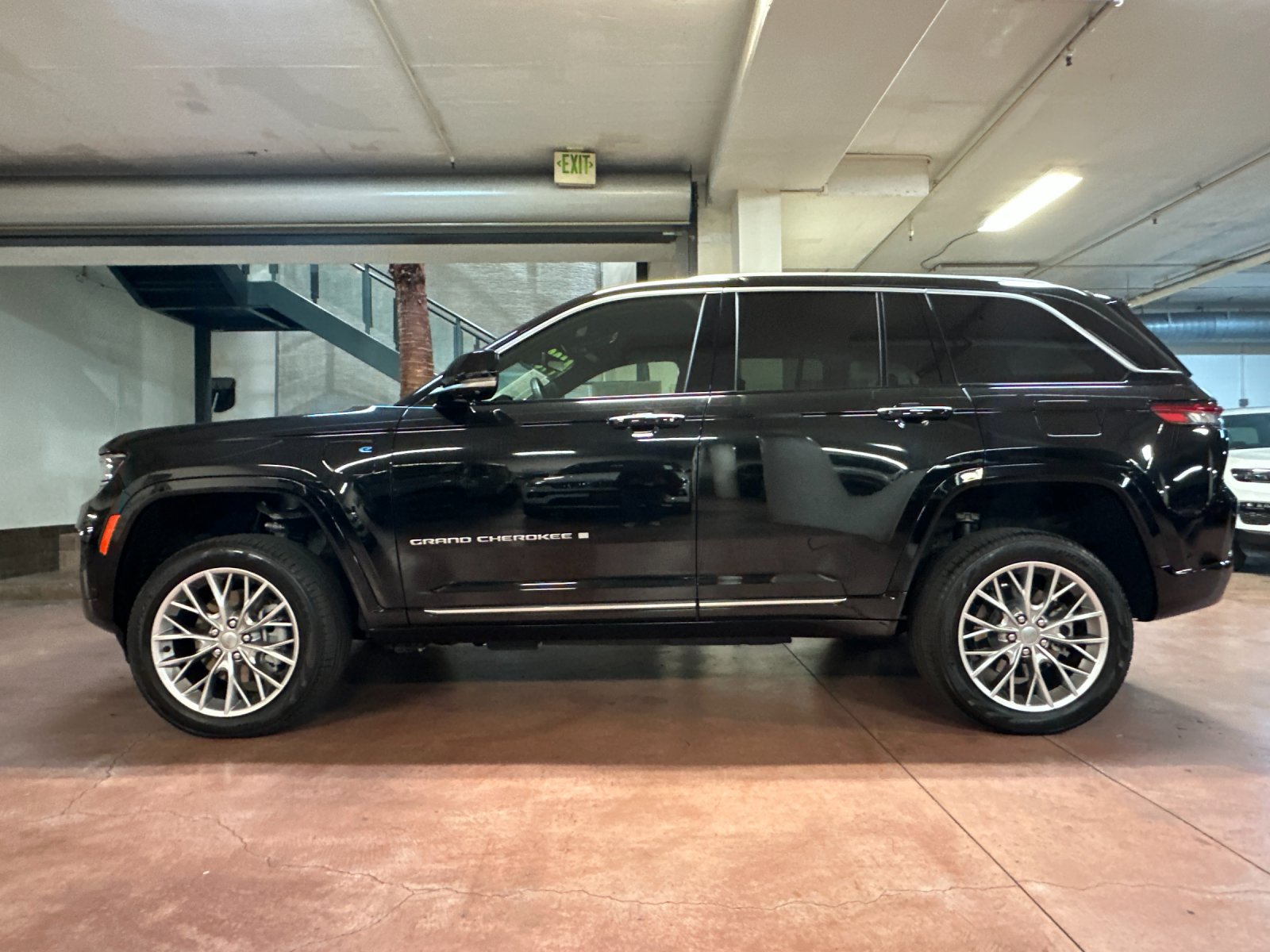 Used 2023 Jeep Grand Cherokee Summit w/ Advanced Protech Group IV AWD/4WD image 2