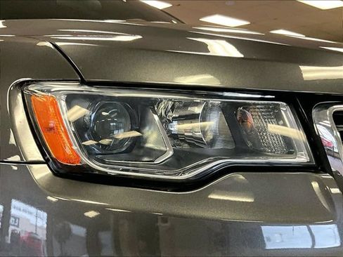Used 2021 Jeep Grand Cherokee Laredo AWD/4WD image 27