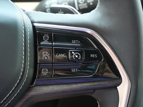 Used 2023 Jeep Grand Cherokee Overland w/ Luxury Tech Group IV AWD/4WD image 28