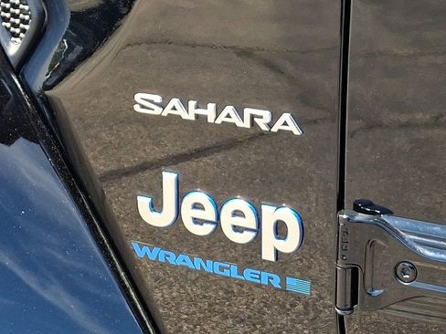 Used 2023 Jeep Wrangler Unlimited Sahara w/ Cold Weather Group AWD/4WD image 32