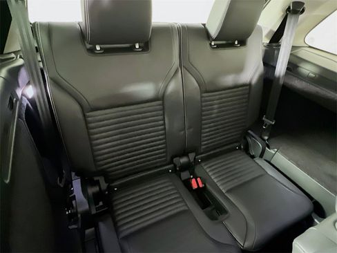 Used 2024 Land Rover Discovery S image 29