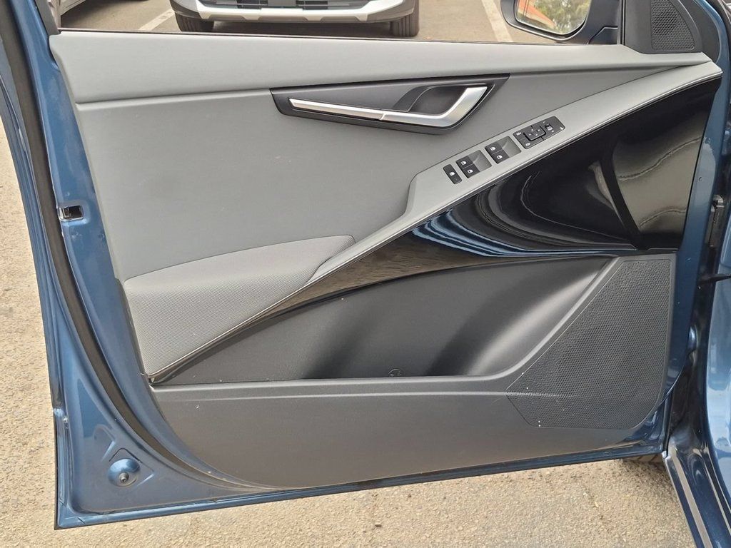 Certified 2025 Kia Niro EX FWD image 22