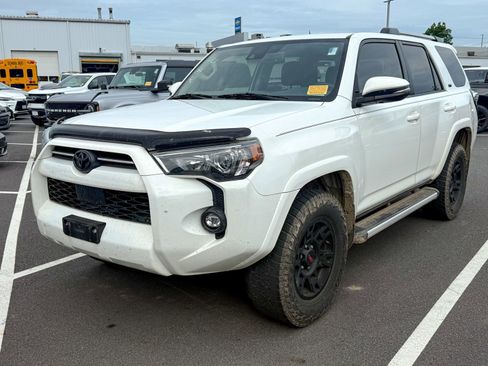 Used 2021 Toyota 4Runner SR5 Premium w/ Moonroof Package AWD/4WD image 3