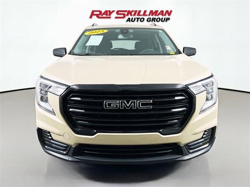 Used 2023 GMC Terrain SLE w/ Driver Convenience Package image 2