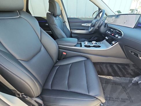 Certified 2026 Genesis GV70 2.5T Select AWD/4WD image 18