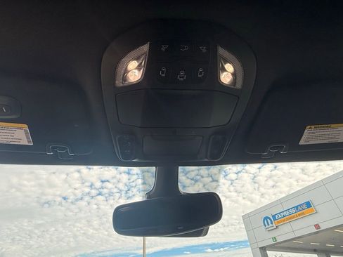 Certified 2025 Chrysler Pacifica Limited image 13