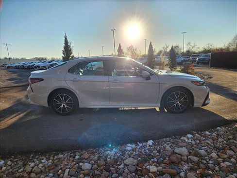 Used 2024 Toyota Camry SE image 6