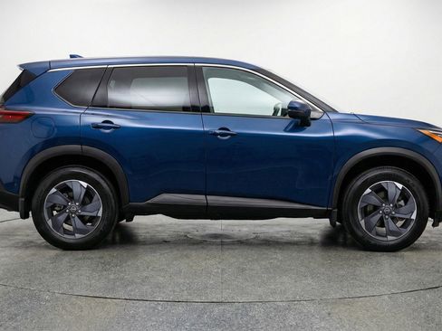 Used 2025 Nissan Rogue SV FWD image 11