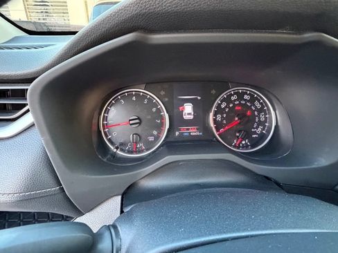 Used 2019 Toyota RAV4 LE FWD image 10