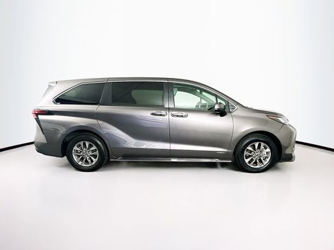 Used 2021 Toyota Sienna XLE image 10