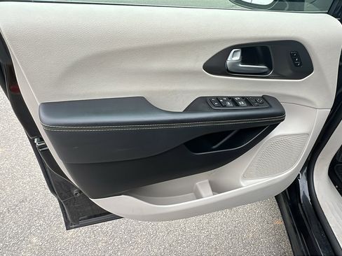 Used 2024 Chrysler Pacifica Touring-L image 14